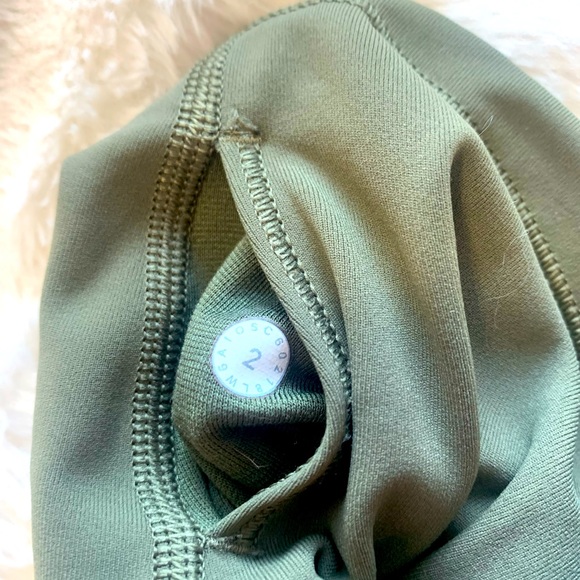Lululemon green pants size 2 - Picture 2 of 3